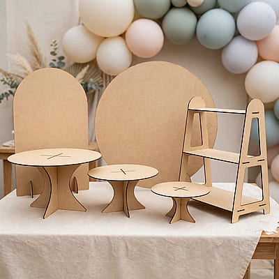 Kit de decoração para festa em MDF em mesa infantil neutra.